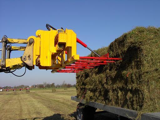 Vorkenbord met hydraulische klem op het veld in gebruik