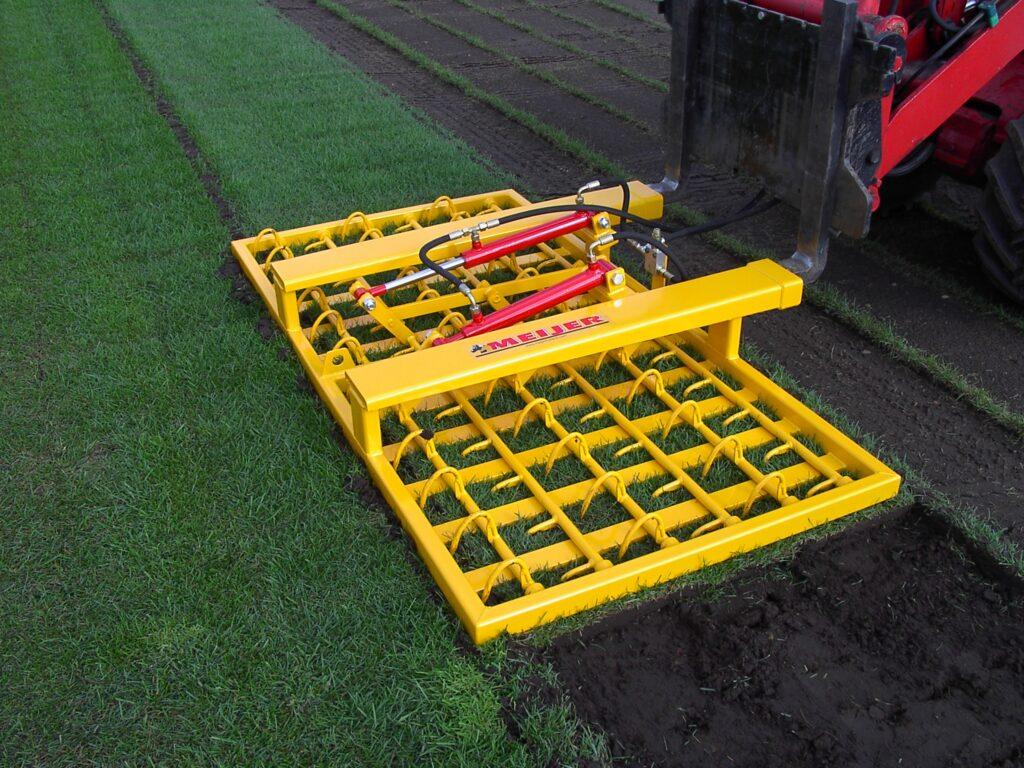 Hydraulische graszodenklem op het veld in gebruik